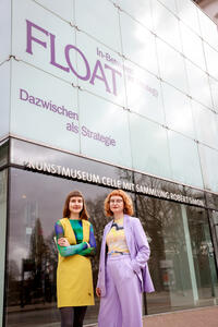 Helena Grebe & Lorenza Kaib vor dem Kunstmuseum Celle