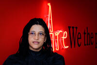 Lerato Shadi vor ihrer Arbeit »Batho ba Me« im Foyer des Kunstmuseums